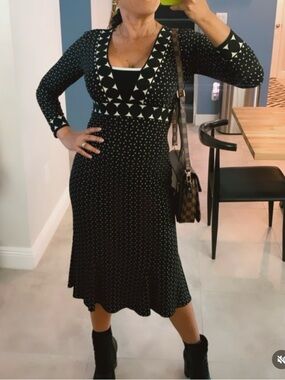 Donna Morgan Black & White Geometric V‑Neck Long Sleeve Midi Dress